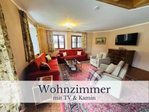 VILLA SEEBERG - by "Schloss Gessenberg" luxurious vacation home with lake and mountain views, suitable for families and friends