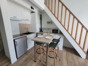T2 rénové lumineux, Linge inclus, Parking privé, Plage & Vieux Port à vélo