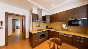 2BR APT with garage parking, walking to centre and stadiums