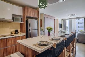 Luxury 2 BR Condo Near Beaches - Pools - Gym
