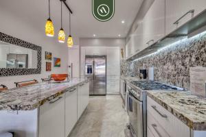 Stunning 2 BR Condo in Romantic Zone - Pool
