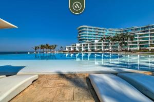 Oceanview 1 BR Condo - Private Beach - Pools