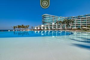 Oceanview 1 BR Condo - Private Beach - Pools