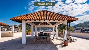 Beach Front Building 2Br Condo-Balcony-Beach-Pool