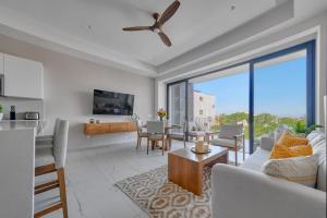 Amazing 2BR Apt -Private Balcony - Rooftop Pool