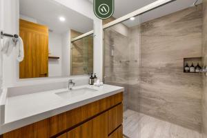 Luxury 4 BR Condo Amazing Views - Beach - Pools