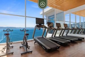 Elegant 1 BR Condo - Beachfront - Pools - King