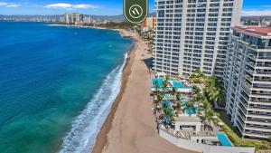 Elegant 1 BR Condo - Beachfront - Pools - King