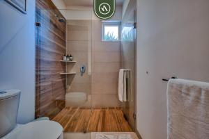 2BR Condo with Rooftop Pool - 2 Min Walk to Beach