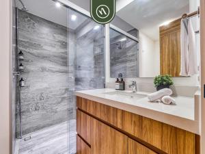 Luxury Oceanfront 3 BR Condo - Pools