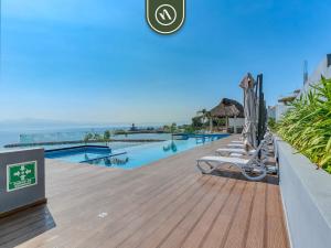 Luxury Oceanfront 3 BR Condo with Balcony