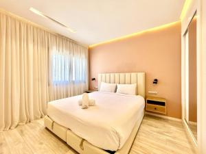 Harmony Suite - Corniche & Beach walk