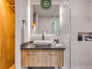 Luxury Oceanfront 3 BR Condo with Balcony
