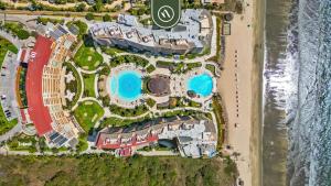 Oceanfront 2 BR Condo - Beach - Restaurant - Gym
