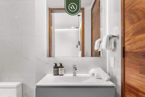 Luxury 2 BR Condo with Dream Pools - Beach - Art
