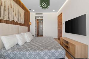 Luxury 2 BR Condo with Dream Pools - Beach - Art