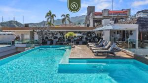 Centric 1 BR Condo with Gym – Amazing Rooftop Pool