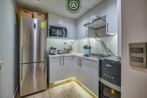 3BR Condo with Private Balcony - Pool - Marina`