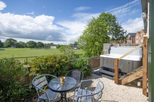 Riverside Shepherd’s Hut with Hot Tub