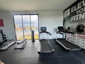 Luxury 2BR king bed, pool, gym, gated, near Kingston