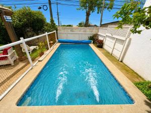 Casa con piscina en condominio a pasos de la playa