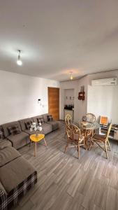 Appartement avec piscine, balcon clim parking