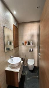Appartement avec piscine, balcon clim parking