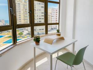 BnB Homes vibrant Ocean View terraced apartment with swimming pool 200 m to the beaches