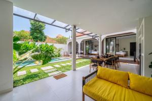 Alisa Villa - Secluded Stay in Umalas with Huge Pool & Sun Deck