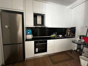 Spacious 2-bedroom Flat with street view & easy Transit