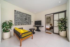 Alisa Villa - Secluded Stay in Umalas with Huge Pool & Sun Deck