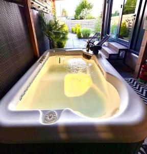 Charming Tiny House with Private Jacuzzi, Sauna and Garden & Free Parking between Amsterdam Haarlem and Schiphol Airport
