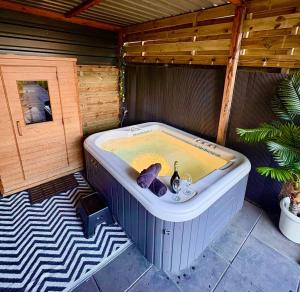 Charming Tiny House with Private Jacuzzi, Sauna and Garden & Free Parking between Amsterdam Haarlem and Schiphol Airport