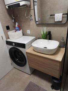 Vista Azura Apartment - Sea View & Private Jacuzzi