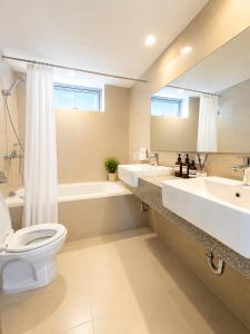 City View Corner Suite in Uptown BGC, Resort Style, Fast WIFI, Walk to Malls,