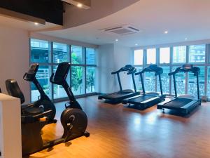 City View Corner Suite in Uptown BGC, Resort Style, Fast WIFI, Walk to Malls,