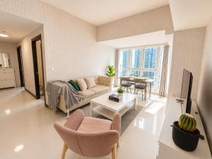 City View Corner Suite in Uptown BGC, Resort Style, Fast WIFI, Walk to Malls,