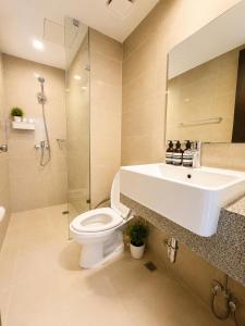 City View Corner Suite in Uptown BGC, Resort Style, Fast WIFI, Walk to Malls,
