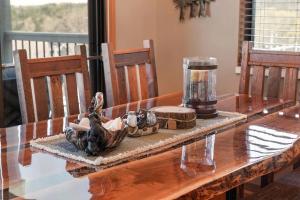 Rustic-Luxe Lakeview Condo near Silver Dollar City