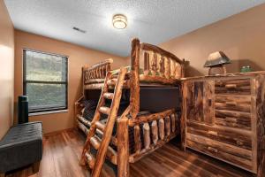 Rustic-Luxe Lakeview Condo near Silver Dollar City