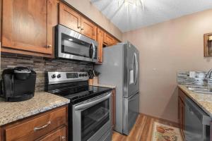 Rustic-Luxe Lakeview Condo near Silver Dollar City