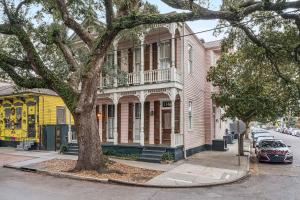 Historic Villa Steps from French Quarter