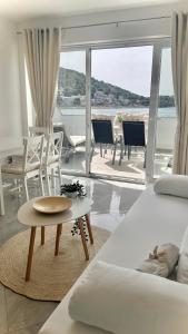 Erna Seaside Apartments Tisno