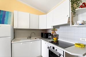 HOST4U PADENGHE SUL GARDA - GardaSunLakeView Apartment con Piscina e Parcheggio in Residence