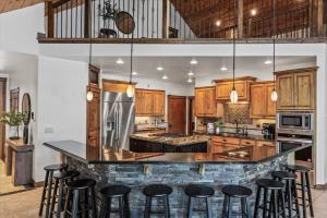4BR Lakefront Hot Tub Boat Slip & Games