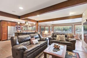 Riverfront 4BR Lodge Dock Sauna & Game Room