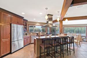 Riverfront 4BR Lodge Dock Sauna & Game Room