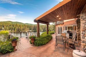 Riverfront 4BR Lodge Dock Sauna & Game Room