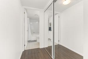 2BR Downtown Toronto Condo + Parking, Sleeps 7