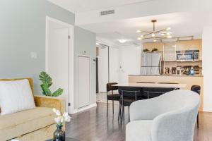 2BR Downtown Toronto Condo + Parking, Sleeps 7